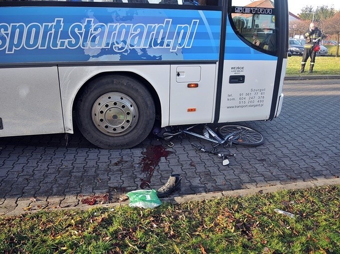 Wypadek w Stargardzie. Rowerzysta wpadł pod koła autobusu [zdjęcia, wideo]