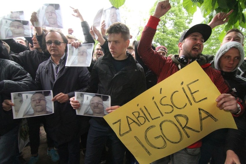 Protest przed komisariatem na Trzemeskiej we wtorek...