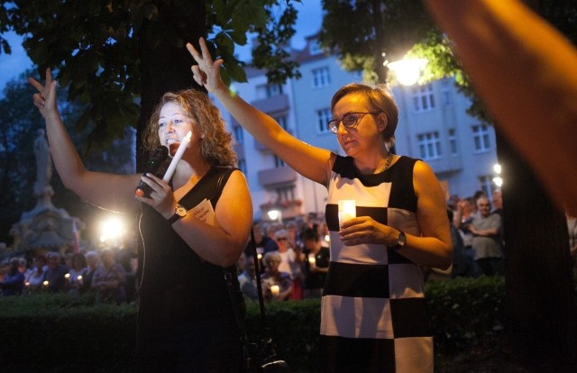 Sędzia Anna Korwin-Piotrowska (z prawej) na manifestacji w obronie wolności sądów na placu Daszyńskiego w Opolu (lipiec 2017).