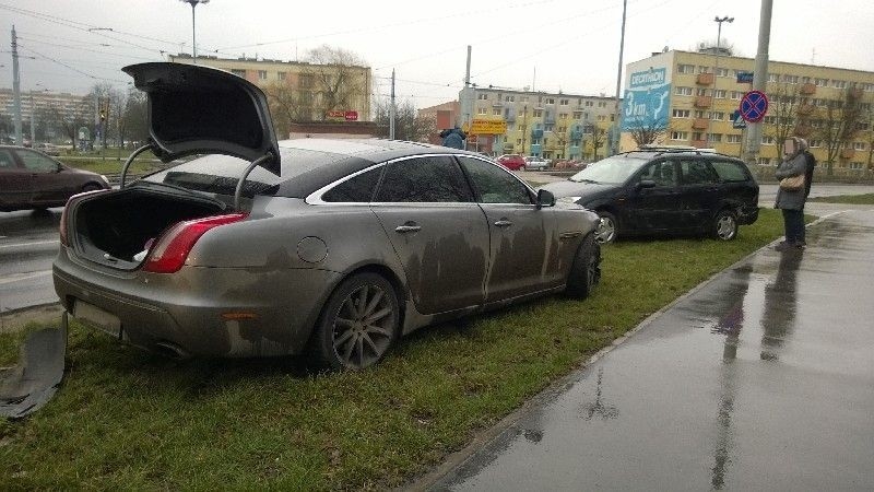 Wypadek na rondzie Lotników Lwowskich. Luksusowy Jaguar rozbity