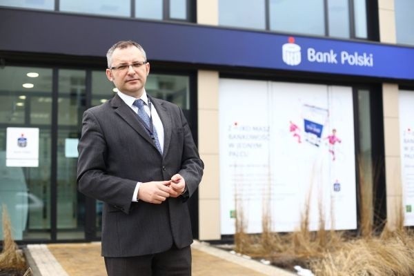 Jarosław Grzechnik, dyrektor I oddziału banku PKO BP w Radomiu zaprasza klientów do nowej siedziby banku 