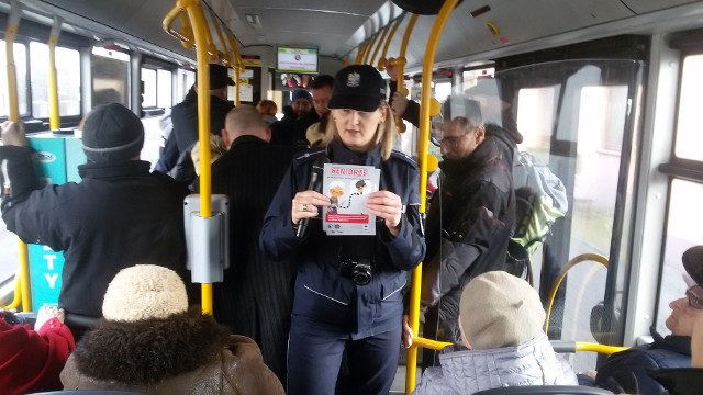 Jaworzno: pasażerki autobusów PKM-u z prezentami od policji i przewoźnika