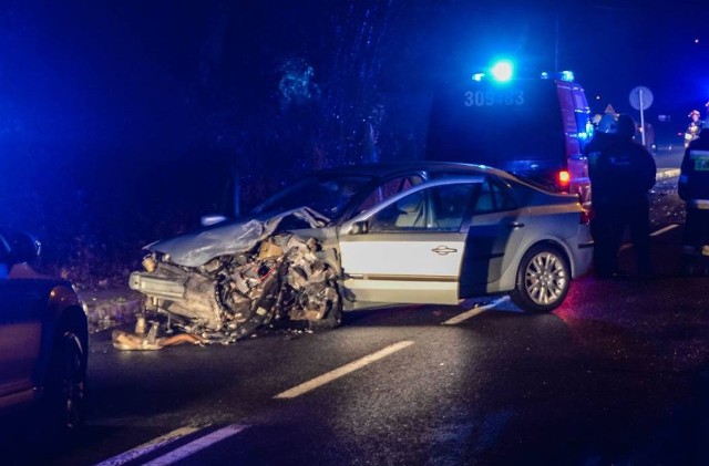 Kamień Mały to na drodze wojewódzkiej nr 132 miejsce, w którym często dochodzi do wypadków i kolizji. Tym razem zderzyły się dwa samochody osobowe. Do zdarzenia doszło w niedzielę, 2 grudnia, w godzinach wieczornych.Z relacji świadków zdarzenia wynika, że na łuku drogi doszło do zderzenia czołowego. Dwa samochody osobowe (renault i audi) zostały mocno rozbite. Na miejsce wezwano policję, strażaków i pogotowie. Po zderzeniu były utrudnienia w ruchu. Przypomnijmy, niemal dokładnie w tym samym miejscu już wcześniej dochodziło do kolizji i wypadków. Zdaniem mieszkańców dochodzi do nich, ponieważ wielu kierowców przejeżdża przejeżdża przez Kamień Mały ze zbyt dużą prędkością.Ze wstępnych ustaleń wynika, że w niedzielnym zderzeniu nikt nie odniósł poważniejszych obrażeń. Zobacz też wideo: Potrącenie 17-latki w Zielonej Górze. Sprawca zostawił ranną dziewczynę na drodze i uciekł