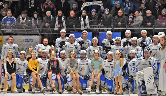 Ekstraklasa hokejowa; Re-Plast Unia Oświęcim rozbiła we własnej hali Ciarko STS Sanok 6:1. Po meczu hokeiści zrobili sobie pamiątkowe zdjęcie z kibicami.