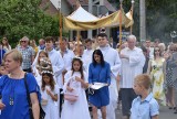 Ostrołęka. Boże Ciało 2022. Procesja z kościoła na osiedlu Stacja w Ostrołęce. 16.06.2022. Zdjęcia