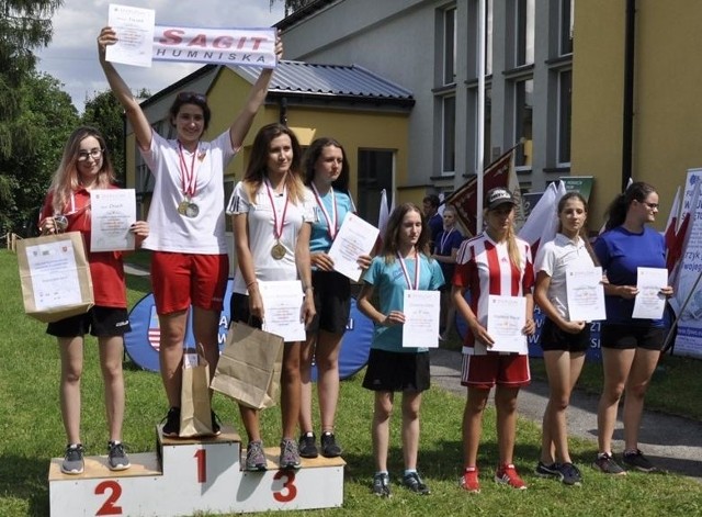 Nz. podium rywalizacji dziewcząt. Na 1. miejscu Wiktoria Toczek, po lewej Agata Osuch. Trzecia od prawej w biało-czerwonej koszulce Marlena Kocaj.