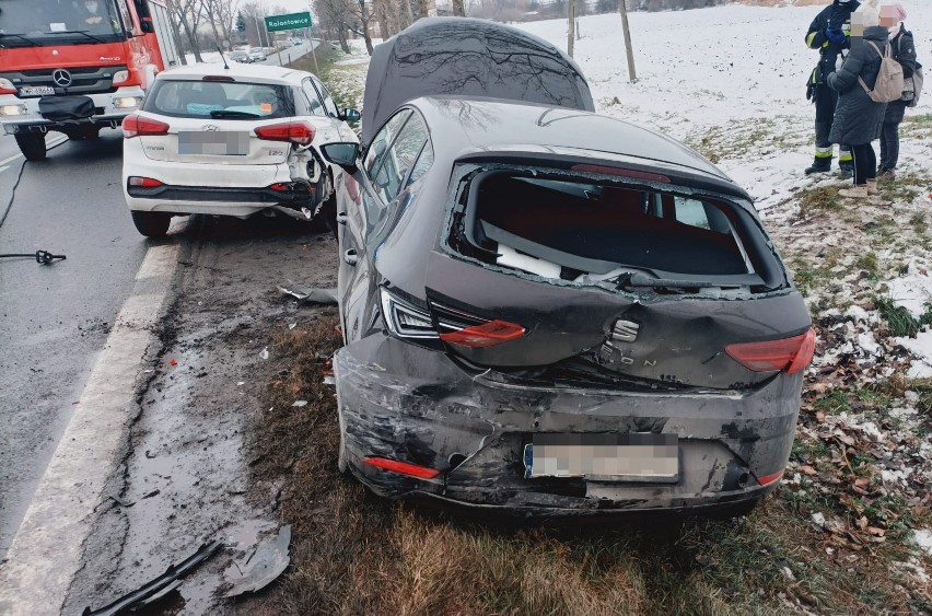 Wypadek trzech samochodów pod Wrocławiem na DK 8. Utrudnienia na drodze w kierunku Kłodzka [ZDJĘCIA]