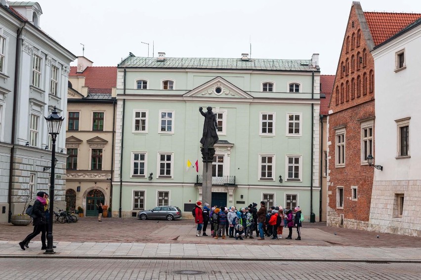 Kraków. Stają w obronie pomnika Piotra Skargi na placu św. Marii Magdaleny. Zawiązał się komitet