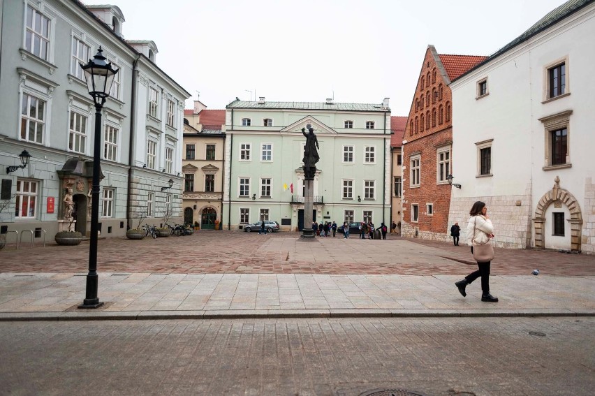 Kraków. Stają w obronie pomnika Piotra Skargi na placu św. Marii Magdaleny. Zawiązał się komitet