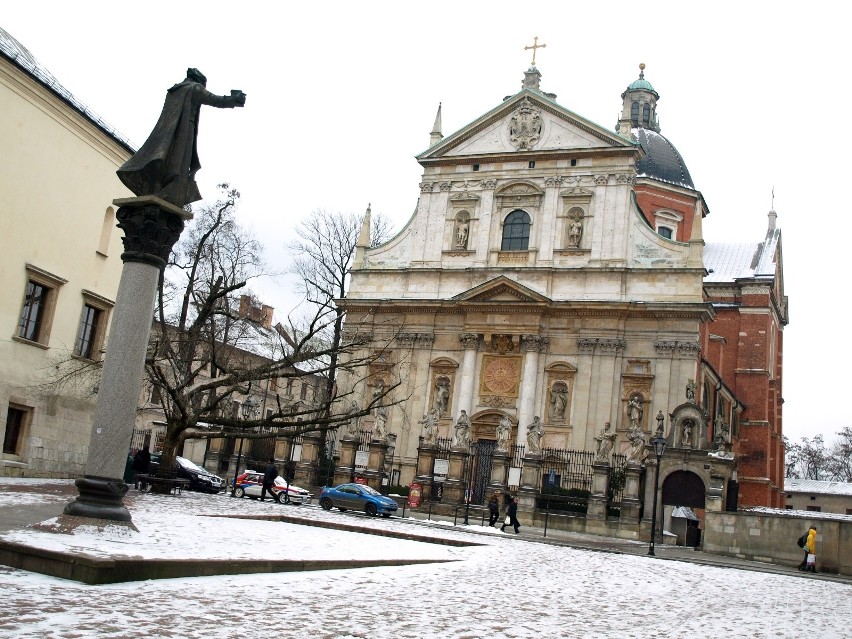 Kraków. Stają w obronie pomnika Piotra Skargi na placu św. Marii Magdaleny. Zawiązał się komitet