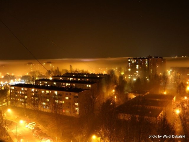 A tak w niedzielę wyglądało jedno z osiedli zielonogórskich. Widok z okna na os. Piastowskim, mgła na wysokości 10 piętra, wyżej widać gwiazdy...