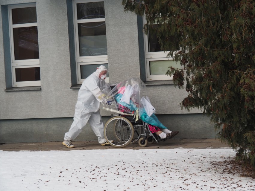 Mniej pacjentów z COVID-19. Można by powoli zwracać łóżka...