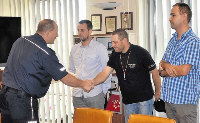 Komendant policji w Nowym Sączu inspektor Marek Rudnik (z lewej) dziękuje 35-letniemu Mirosławowi z Dąbrowy (drugi z prawej) 