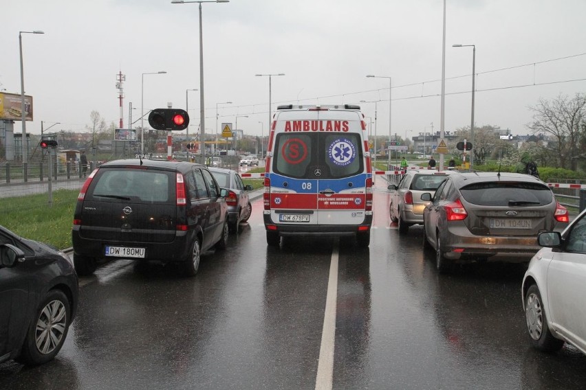 Zepsute rogatki na Strzegomskiej zatrzymały karetkę na sygnale