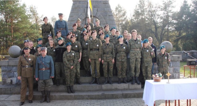 Uczestnicy po zakończonym Marszu Szlakiem Walk Legionów Polskich Radom - Laski.