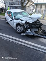 Wypadek na drodze wojewódzkiej w Wielmoży. Zderzyły się dwa pojazdy. Dwie osoby trafiły do szpitali