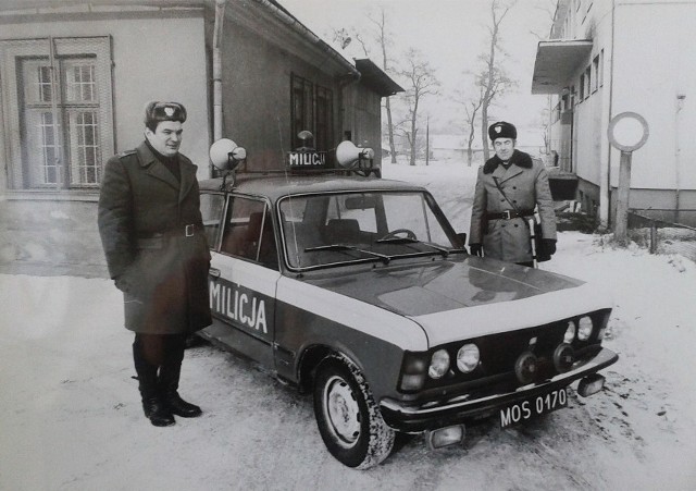 Funkcjonariusze Milicji Obywatelskiej w zimowym umundurowaniu. Zdjęcie ilustracyjne z okolic Krakowa 