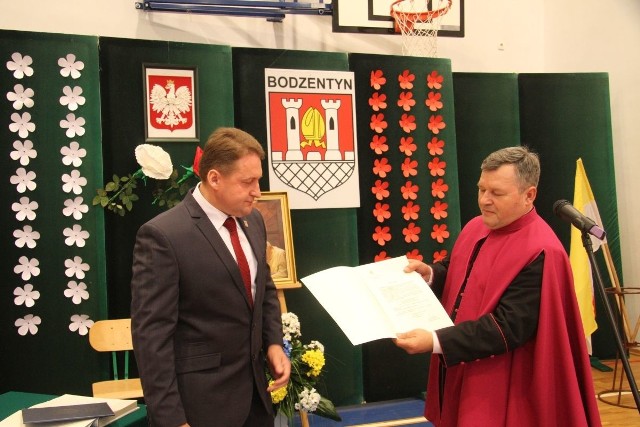 Dariusz Skiba, burmistrz Bodzentyna ,otrzymał w niedzielę, 11 grudnia, Dekret Stolicy Apostolskiej ustanawiający  Świętego Jana Pawła II patronem miasta i  gminy Bodzentyn 