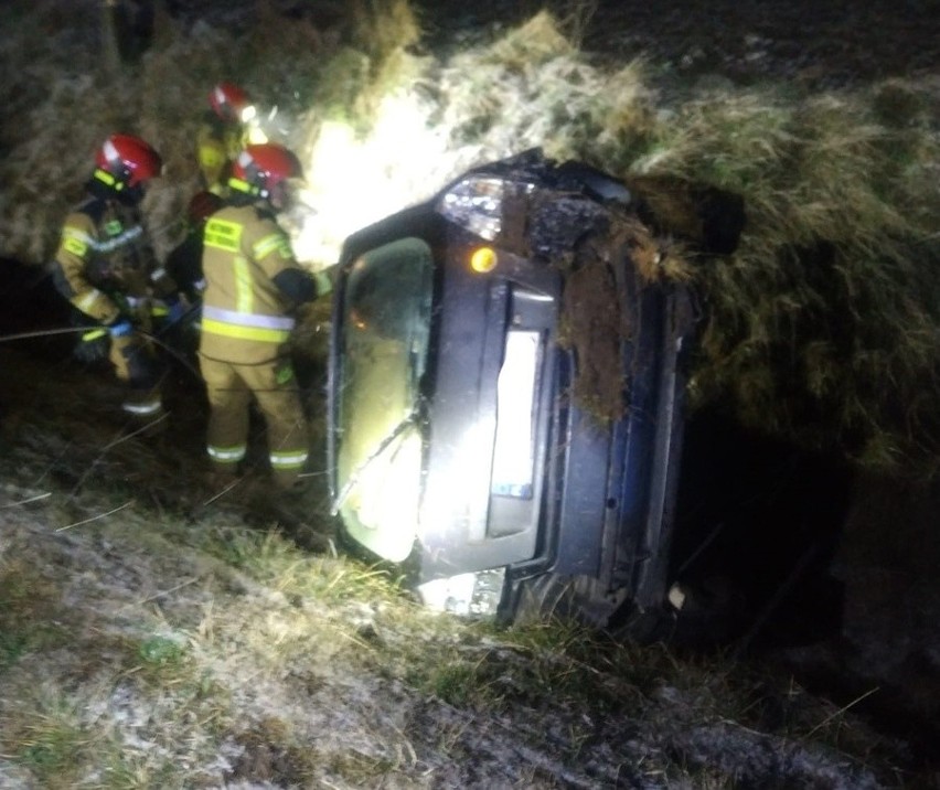 Nocny wypadek w Przemyślu. Pijany 19-latek bez "prawka" wypadł fiatem z drogi. Strażacy musieli rozcinać auto! [ZDJĘCIA]