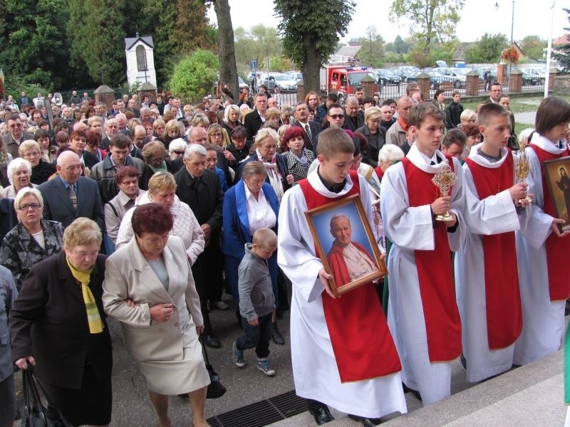 Relikwie Jana Pawła II i Faustyny Kowalskiej w parafii w Rzekuniu (zdjęcia)