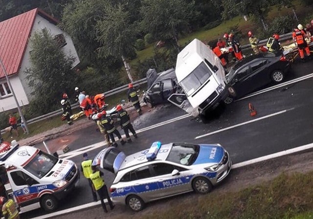 Wypadek 3 aut pod Jelenią Górą. Aż 6 osób zostało rannych