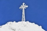 Giewont zimą olśniewa, krzyż oblepiony śniegiem. W Tatrach o tej porze roku trzeba jednak uważać [ZDJĘCIA]