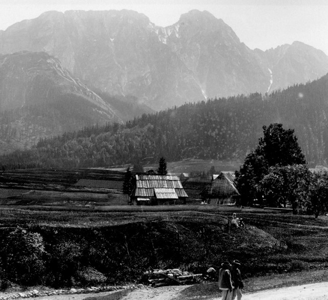 Druga poł. XIX w. Giewont bez krzyża na wierzchołku. Widoku na Tatry nie ograniczały ani gęsta zabudowa, ani wiekowe drzewa.