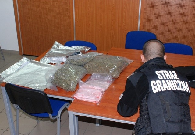 Przy zatrzymanym mężczyźnie znaleziono duże ilości marihuany i amfetaminy.