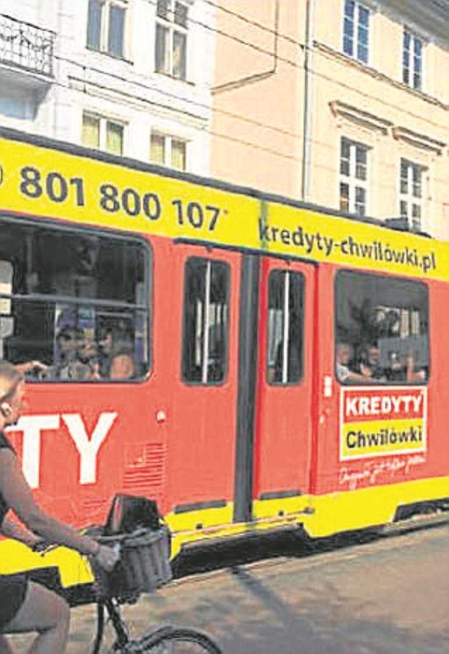 Tramwaj promujący „chwilówki”