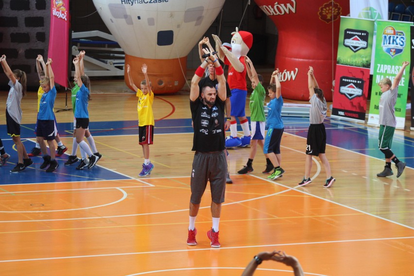 Marcin Gortat trenuje dzieci na Marcin Gortat Camp w...