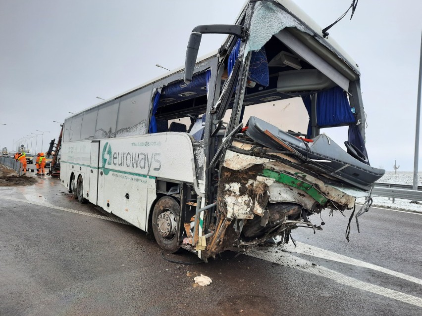 Tragedia na autostradzie A4 pod Przemyślem. W Kaszycach autobus przebił bariery ochronne i runął z nasypu. Jedna osoba nie żyje [ZDJĘCIA]