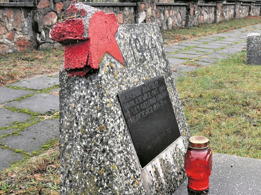 We wrześniu ktoś (wedle policji - dzieci) zniszczył cmentarz...