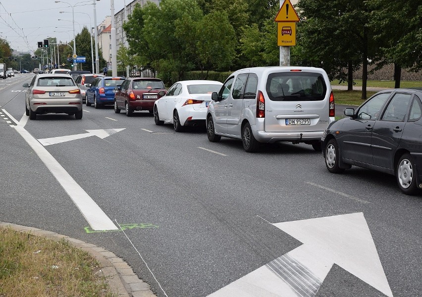 Buspas na Grabiszyńskiej budzi emocje. Kierowcy: Tu jest niebezpiecznie! (ZDJĘCIA)