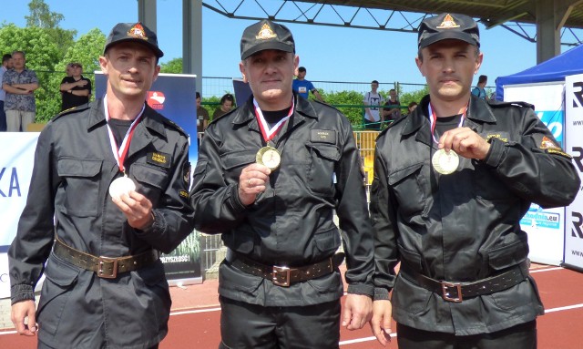 Kazimierski komendant powiatowy straży pożarnej Marcin Oziębło (pierwszy z lewej) prezentuje z dumą medal za wygraną w biegu VIP-ów mundurowych. Gratulowali buscy komendanci: Artur Brachowicz (z prawej) i Marek Lis.