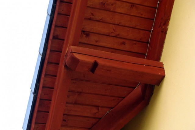 Drewnianą podbitkę dachową należy regularnie konserwować. Dzięki temu nie będzie problemu z jej trwałością i wyglądem.