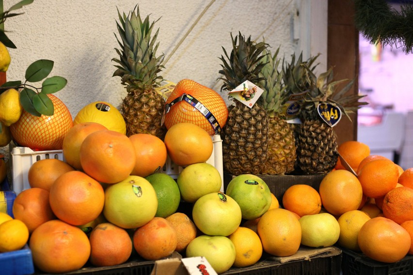 Egzotyczne owoce takie jak mango ananas i mango z...