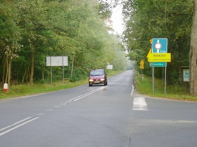 Oznakowanie objazdów jest niekompletne, a ponadto mało wyraźnie. Stąd wiele aut, mimo znaków, jedzie do Jędrzychowa, by po kilku minutach wracać.