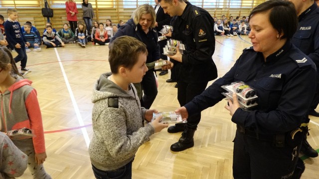 Uczniowie zespołu szkół w Wyśmierzycach dostali elementy odblaskowe, zawieszki i opaski.