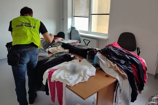 Funkcjonariusze Krajowej Administracji Skarbowej (KAS) zabezpieczyli 415 sztuk odzieży i galanterii z podrobionymi znakami towarowymi oraz 157 płyt DVD z nagranymi nielegalnie filmami.