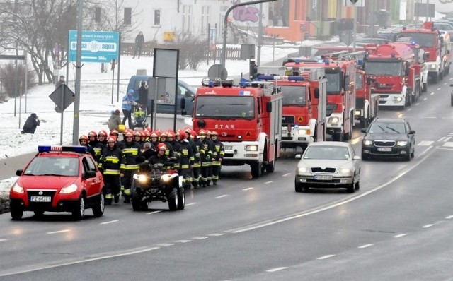Korowód strażaków przeszedł w południe przez ul. Sulechowską