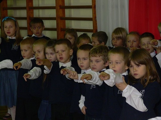 Pierwszoklasiści z Ostojowa - w tym klasa złożona z sześciolatków - zostali pasowani na uczniów. 