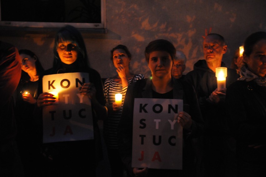 Czuwanie pod sądem w Krakowie. Mieszkańcy wciąż walczą o ochronę sądownictwa [ZDJĘCIA, WIDEO]