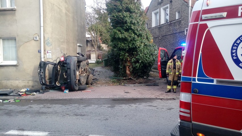 Auto przewróciło się i uderzyło w budynek przy ul....