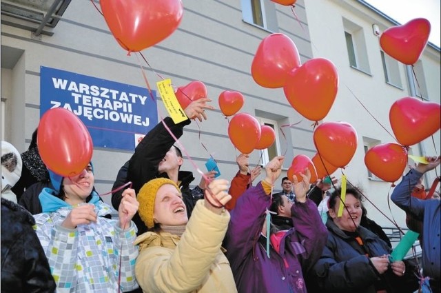 Wczoraj podopieczni prowadzonych przez Caritas Warsztatów Terapii Zajęciowej wypuścili baloniki w kształcie serca, które mają nawiązywać do loga Caritas. Do baloników przyczepione były karteczki z opisem rzeczy, które sprawiają im radość. Jest to także symboliczny apel o wspieranie działań Caritas.