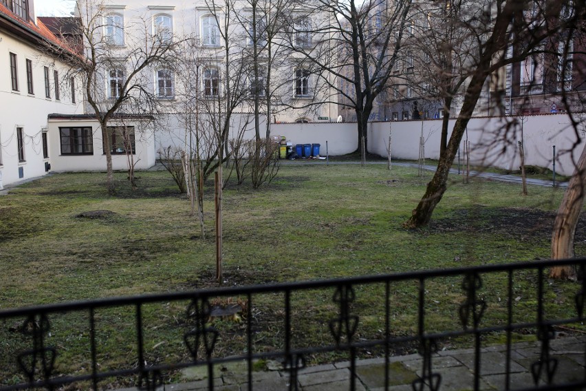 Kraków. Podwórko za murem przy ul. św. Marka przejdzie metamorfozę i będzie dostępne dla każdego [ZDJĘCIA]