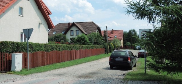 Mieszkańcy chcą, aby w ramach budżetu obywatelskiego urządzić parking przy ul. Pochyłej oraz zainstalować oświetlenie przy ul. Piwonii.