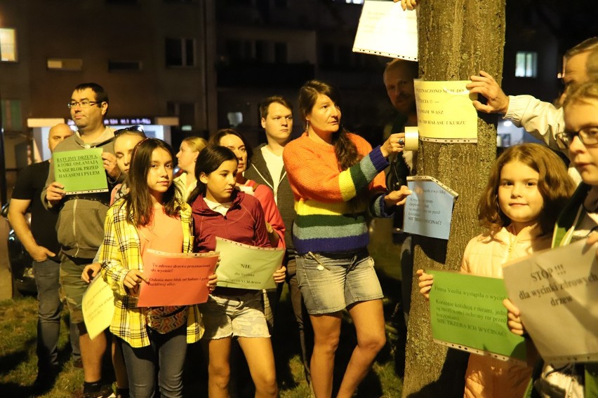 Mieszkańcy ul. Zgierskiej bronią drzew przed wycinką. Zbierają podpisy, by je zachować. Zorganizowali protest w obronie drzew ZDJĘCIA