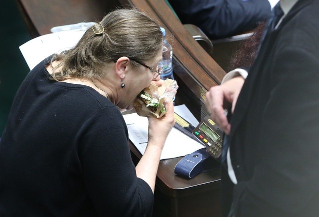 Posłowie PiS nie zostali w tej kadencji ukarani ani razu za niegodne zachowanie w Sejmie. Na posłów opozycji marszałek Marek Kuchciński i jego poprzednicy nałożyli 12 kar finansowych