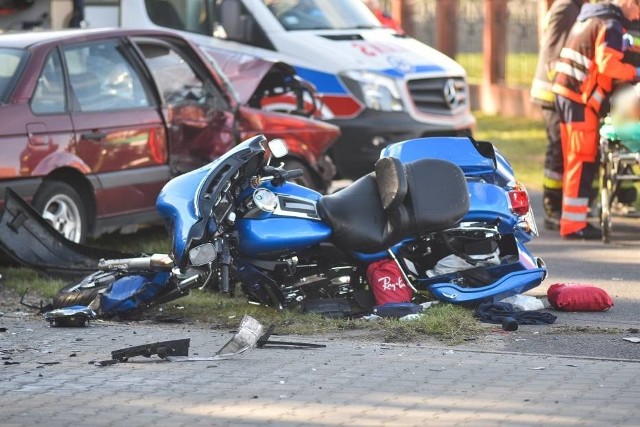 Dwóch motocyklistów w ciężkim stanie trafiło do szpitala po wypadku, do którego doszło na Osieckiej w Lesznie. Kierowca volkswagena najprawdopodobniej wymusił pierwszeństwo skręcając na cmentarz i staranował dwa jednoślady.Przejdź do kolejnego zdjęcia --->
