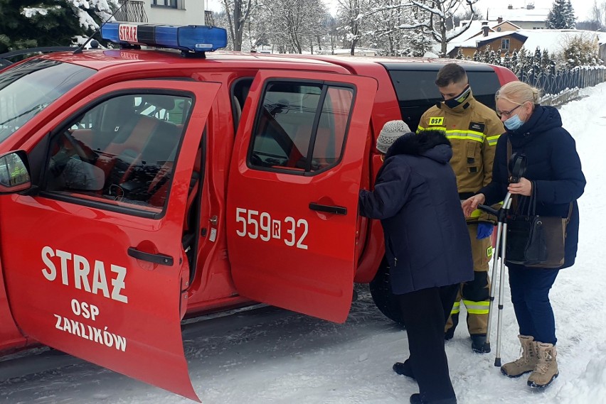 Podkarpaccy strażacy dowożą seniorów na szczepienia przeciwko COVID-19. Odnotowali już ponad 40 takich próśb [ZDJĘCIA]